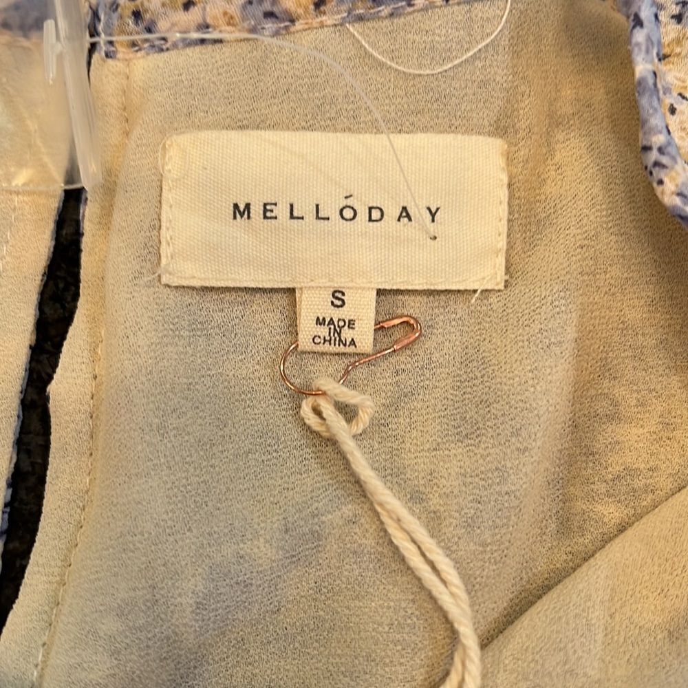 Cute MELLODAY FLORAL TOP in blues and yellow size small new never worn - Picture 8 of 9